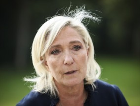 法国总统候选人马琳·勒庞（Marine Le Pen）否认贪污指控，她的总统竞选悬而未决