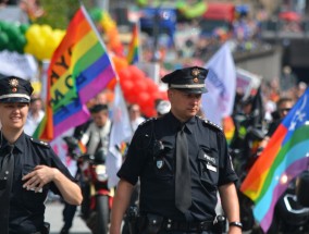 警方回应，大学生卖糖葫芦遭男子威胁事件